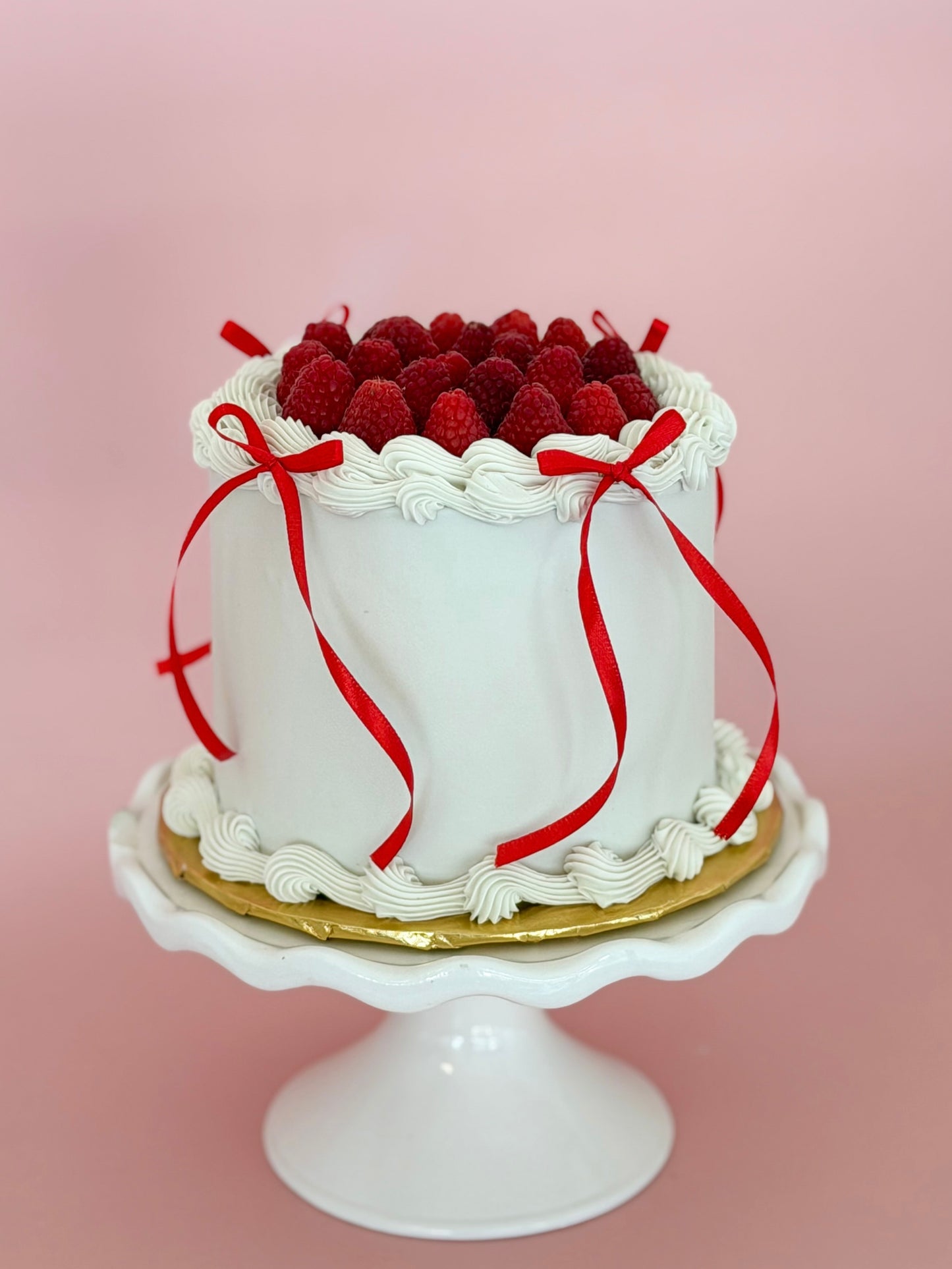Coquete Vintage Cake With Fresh Raspberries